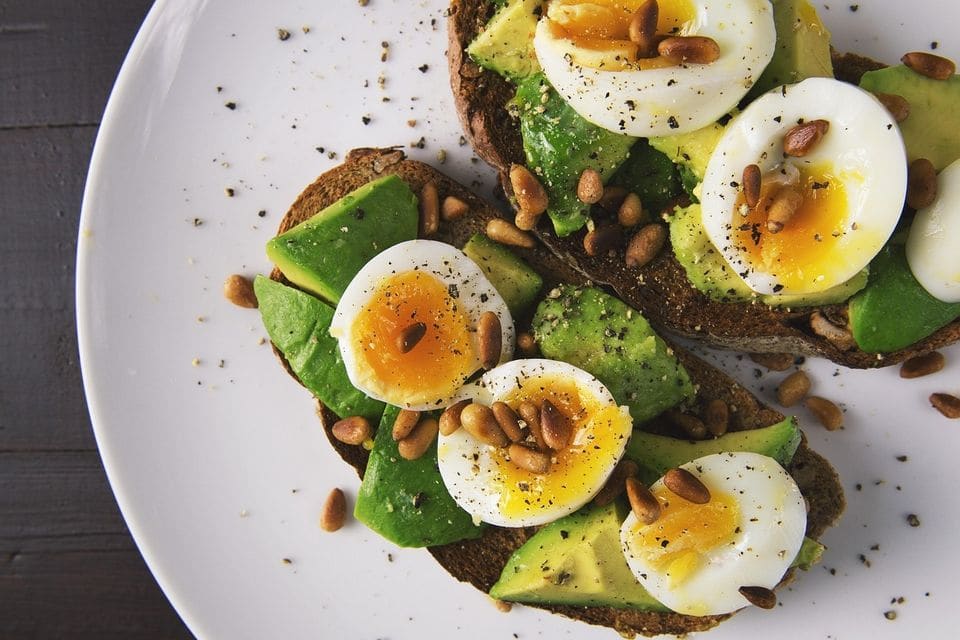 Avocado-Brot mit gekochtem Ei
