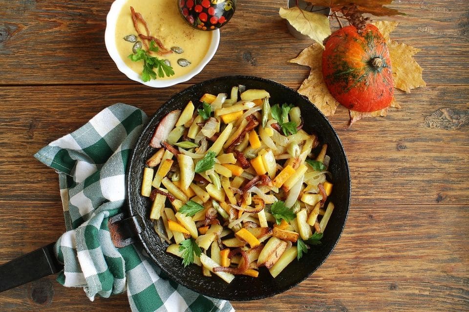 Bauernfrühstück aus gekochten Kartoffeln
