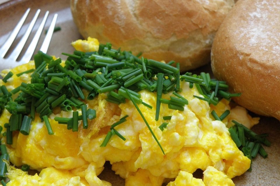 Cremiges Rührei mit Schnittlauch