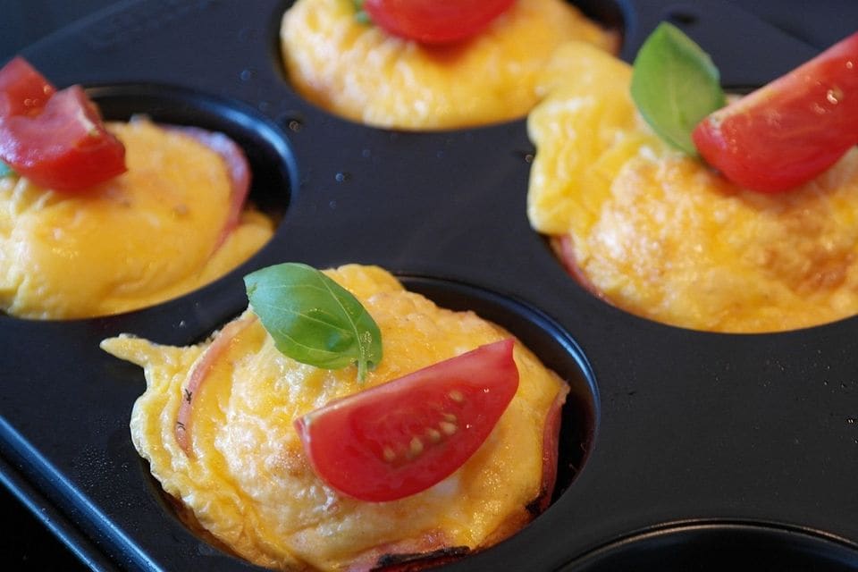 Eier-Muffins mit Speck und Paprika