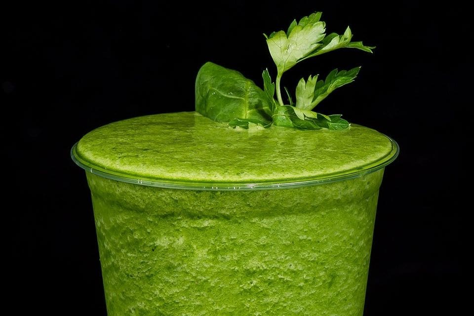 Grüner Smoothie mit Spinat und Apfel