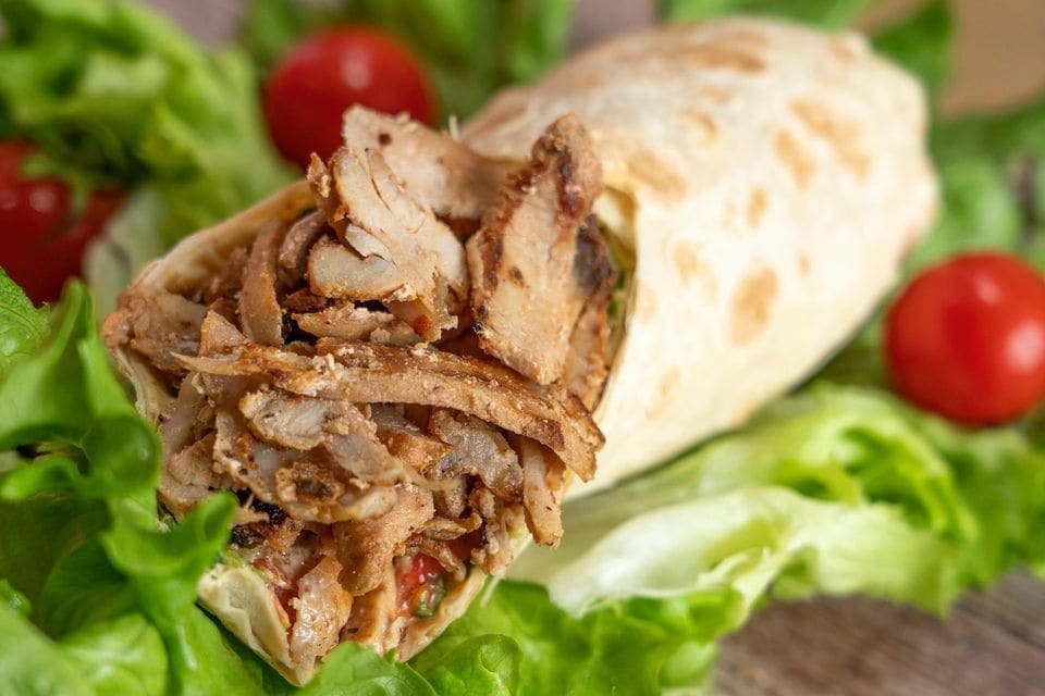 Hähnchen-Wraps mit Joghurtsoße