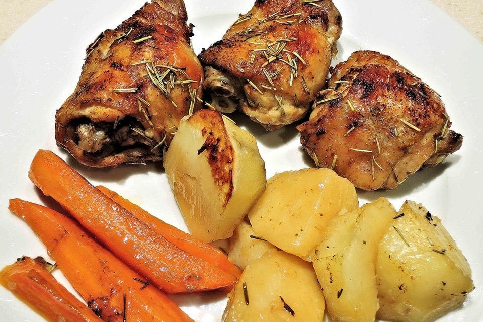 Hähnchenschenkel mit Kräuterbutter aus dem Ofen