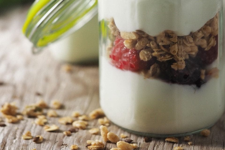 Joghurt-Schichtglas mit Beeren und Knuspermüsli
