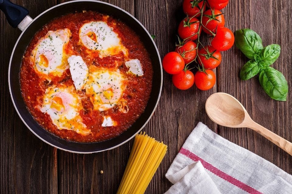 Shakshuka: Eier in Tomatensoße